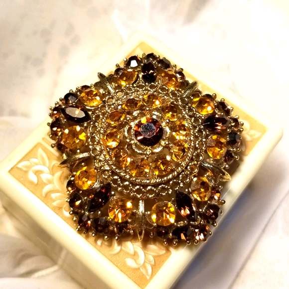Vintage Domed Amber Crystal Brooch - Picture 5 of 9